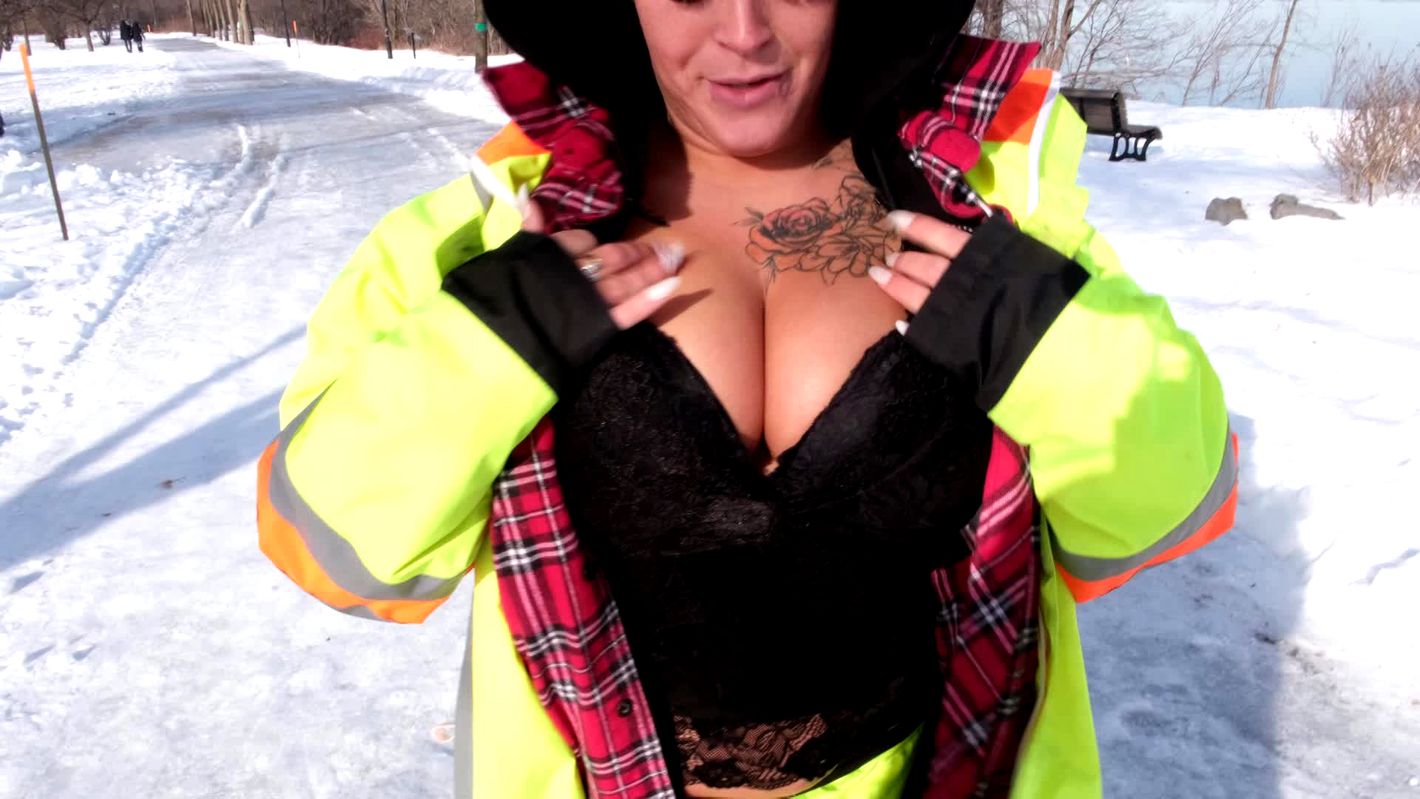 Die 26-jährige Eva wärmt Quebec mit ihren großen natürlichen Brüsten und ihrem versauten Arsch auf! - Tonpornodujour.com