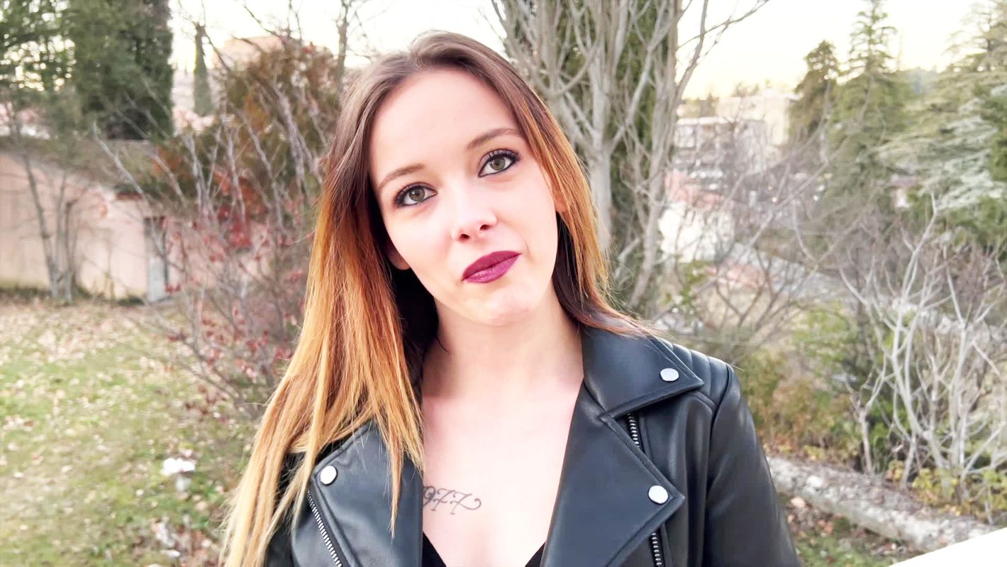 Skyla, 20ans, la jeune beauté cochonne découvre le gang-bang ! - Tonpornodujour.com